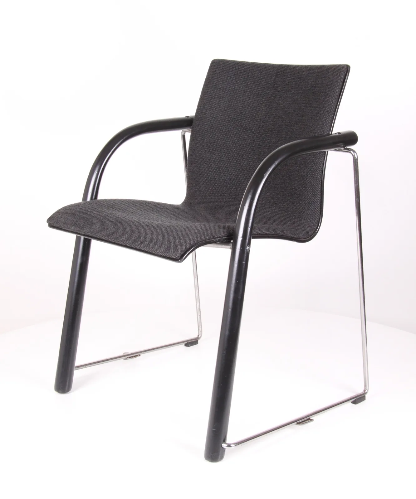 Thonet Freischwinger-Armlehnstuhl mit Vollpolster Ansicht 2
