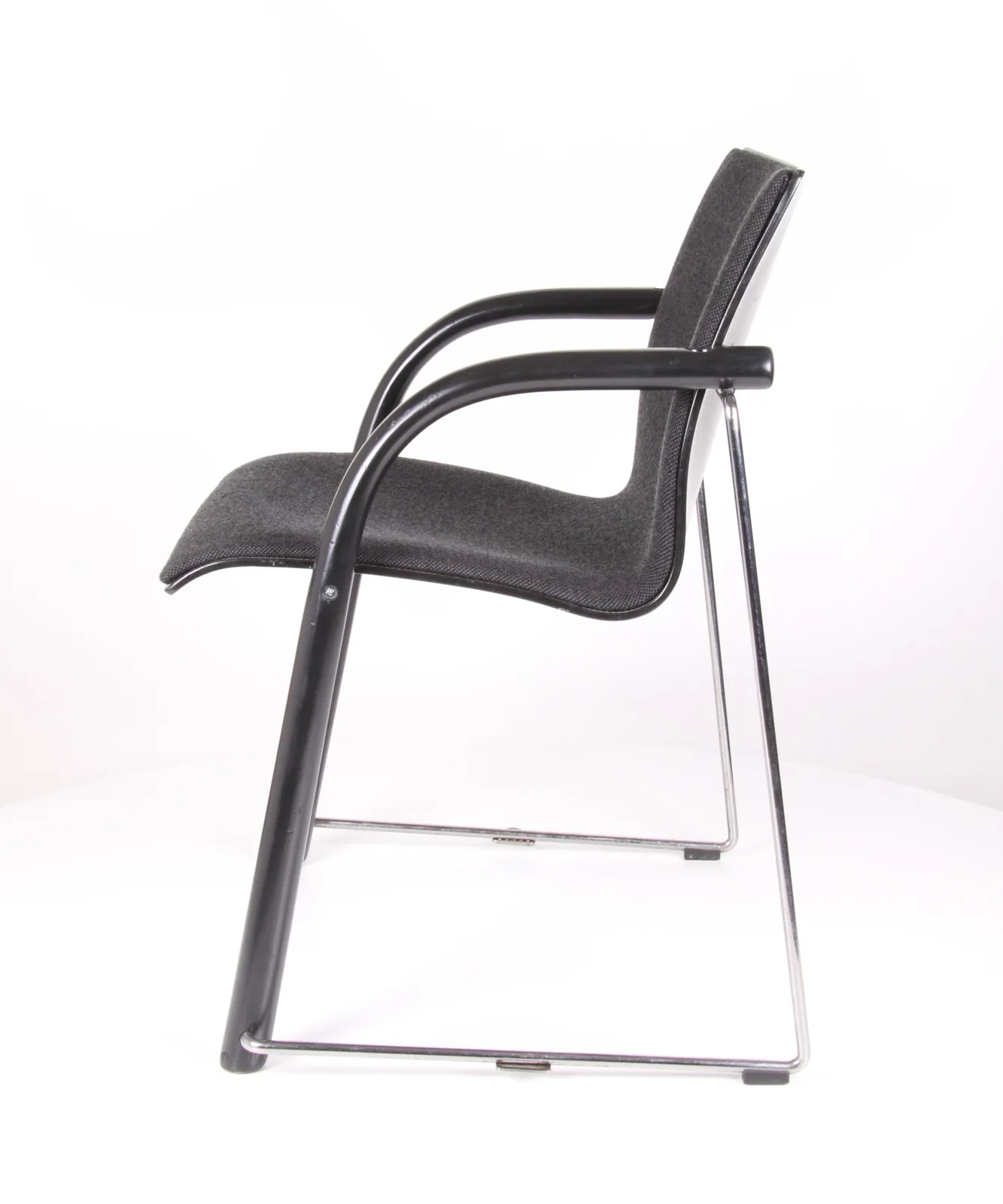 Thonet Freischwinger-Armlehnstuhl mit Vollpolster Ansicht 3
