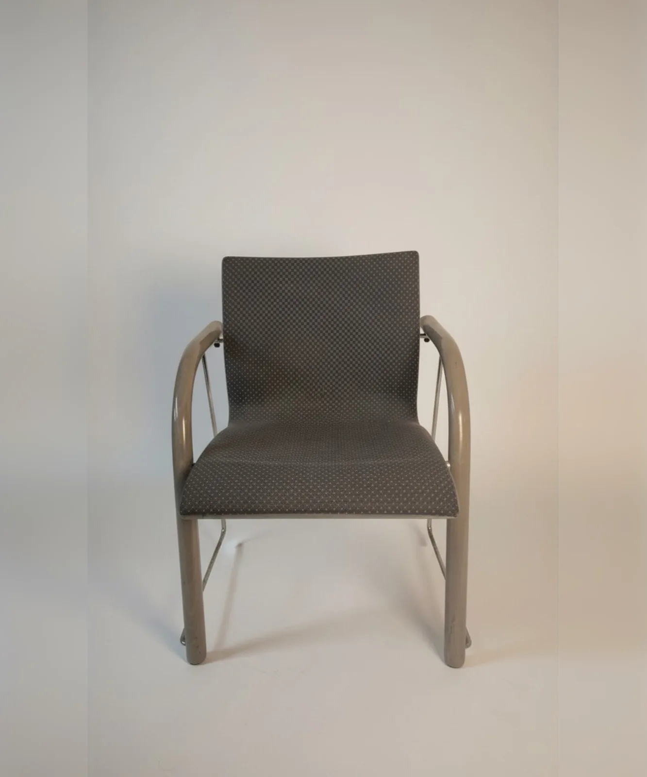 Thonet Freischwinger-Armlehnstuhl mit Vollpolster Ansicht 6