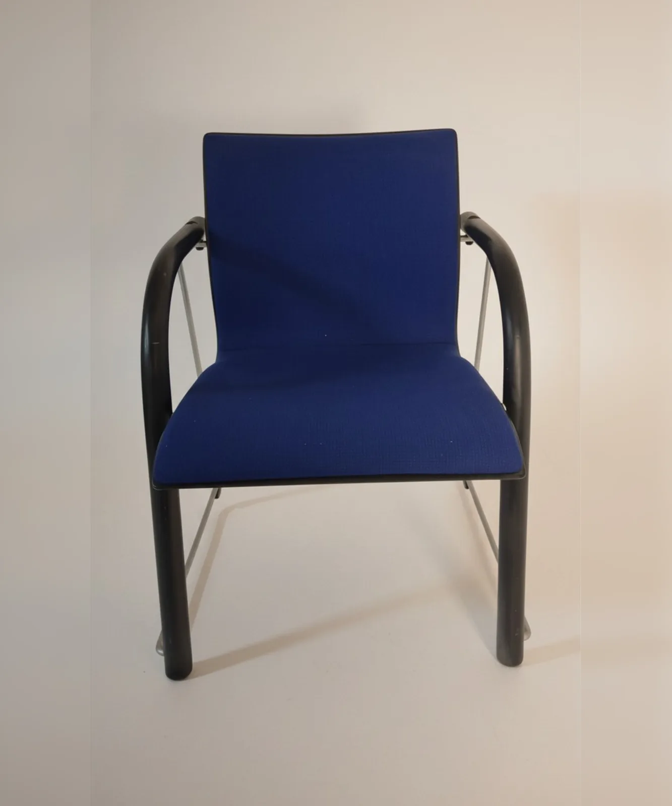 Thonet Freischwinger-Armlehnstuhl mit Vollpolster Ansicht 7