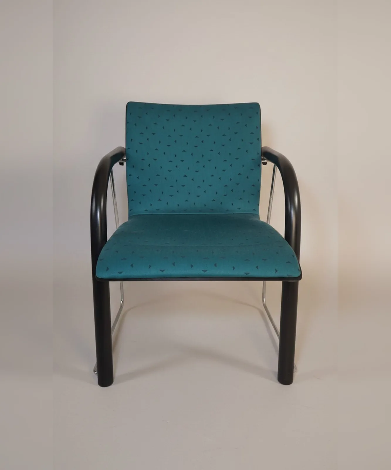 Thonet Freischwinger-Armlehnstuhl mit Vollpolster Ansicht 8