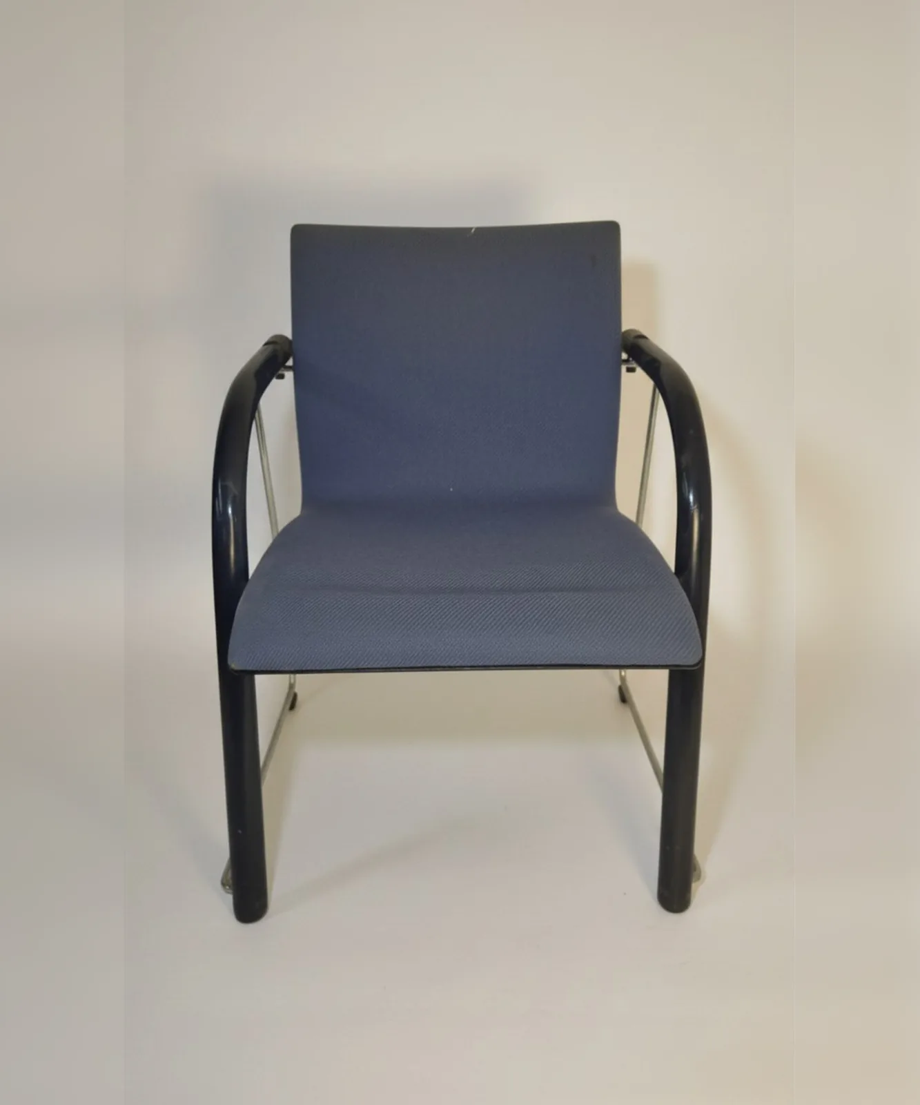 Thonet Freischwinger-Armlehnstuhl mit Vollpolster Ansicht 9