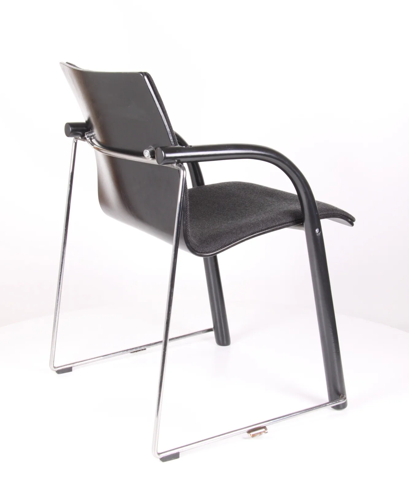 Thonet Freischwinger-Armlehnstuhl mit Vollpolster Ansicht 5