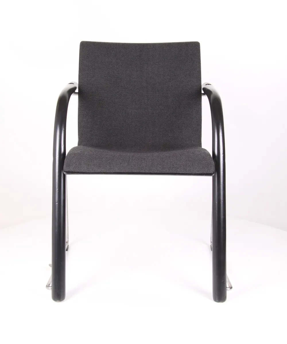 Thonet Freischwinger-Armlehnstuhl mit Vollpolster Rundumansicht