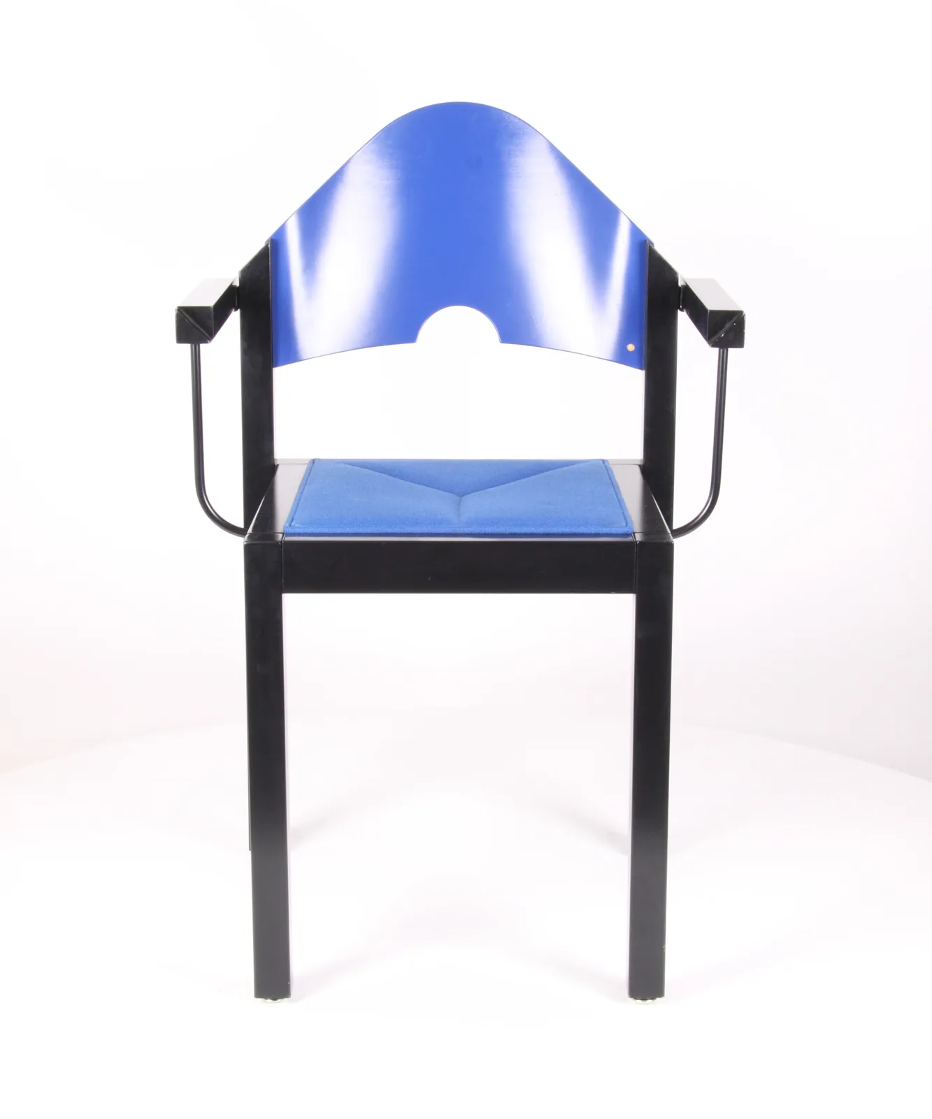 Formholz-Armlehnstuhl mit blauer Schale