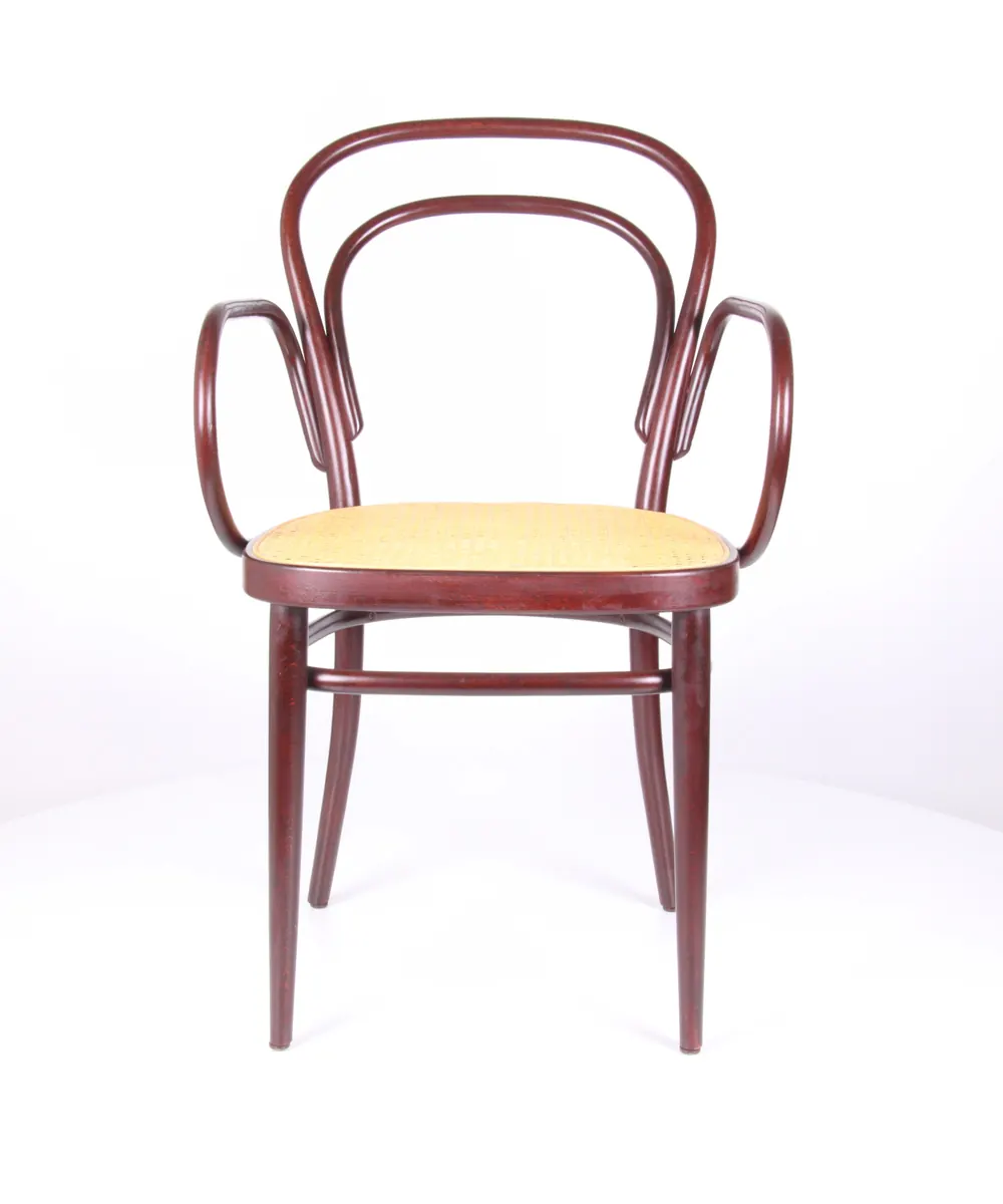 Thonet Bugholz-Armlehnstuhl mit Doppelbogen-Rücken Rundumansicht