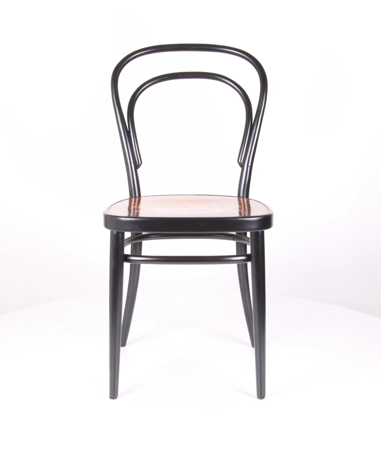 Bugholzstuhl mit heller Sitzfläche