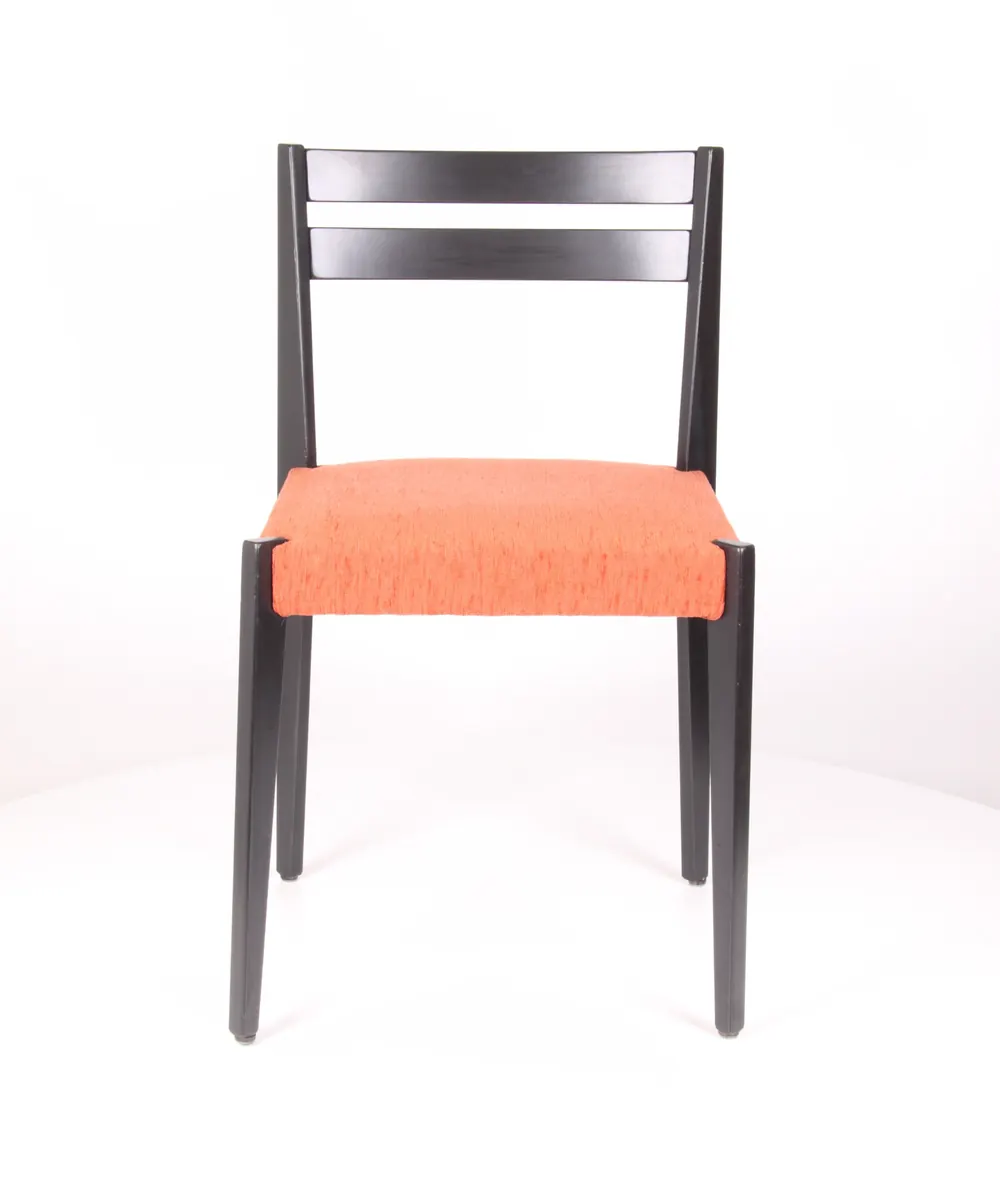 Thonet Stuhl mit geraden Beinen und Polstersitz Rundumansicht