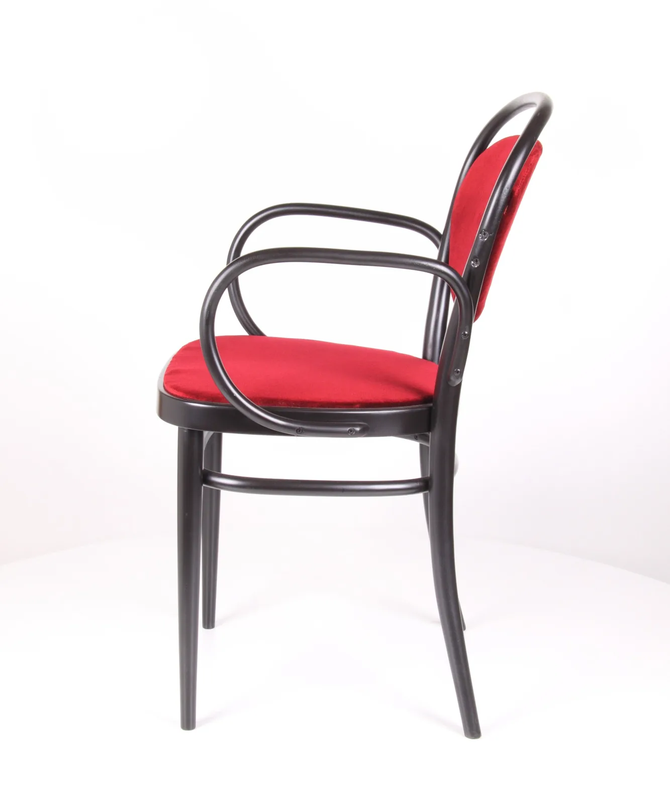 Thonet Bugholz-Armlehnstuhl mit rotem Polster Ansicht 3