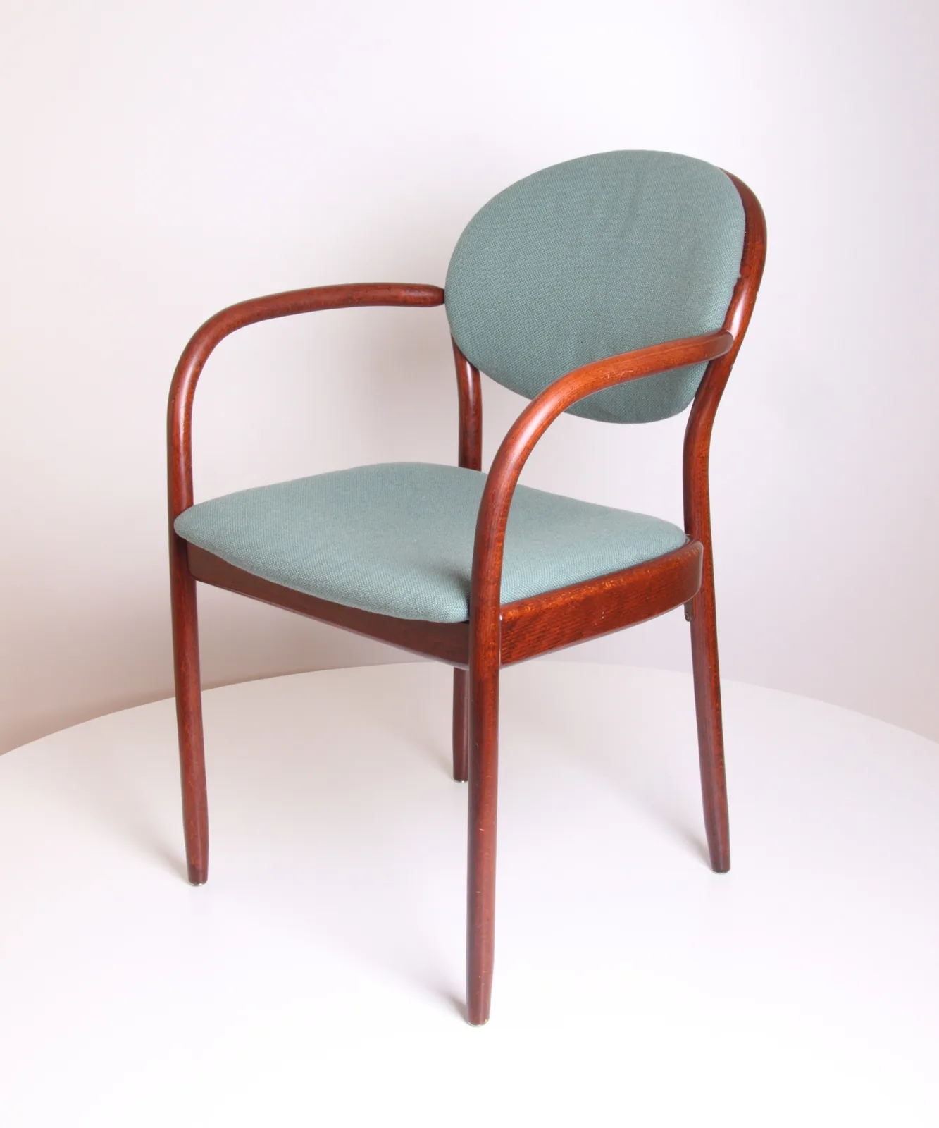 Thonet Bugholz-Armlehnstuhl mit ovalem Rückenpolster Ansicht 2