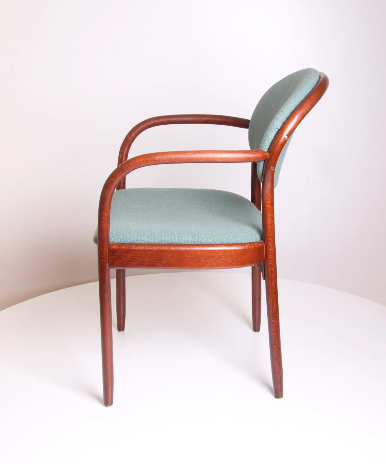 Thonet Bugholz-Armlehnstuhl mit ovalem Rückenpolster Ansicht 3