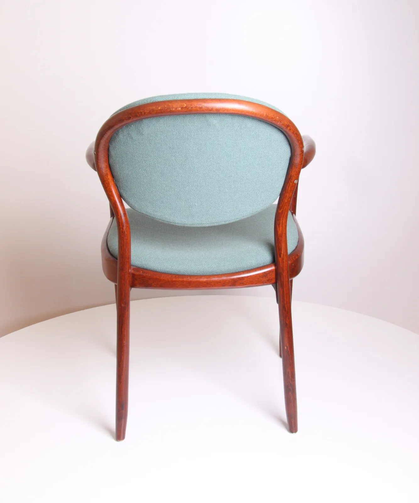 Thonet Bugholz-Armlehnstuhl mit ovalem Rückenpolster Ansicht 4