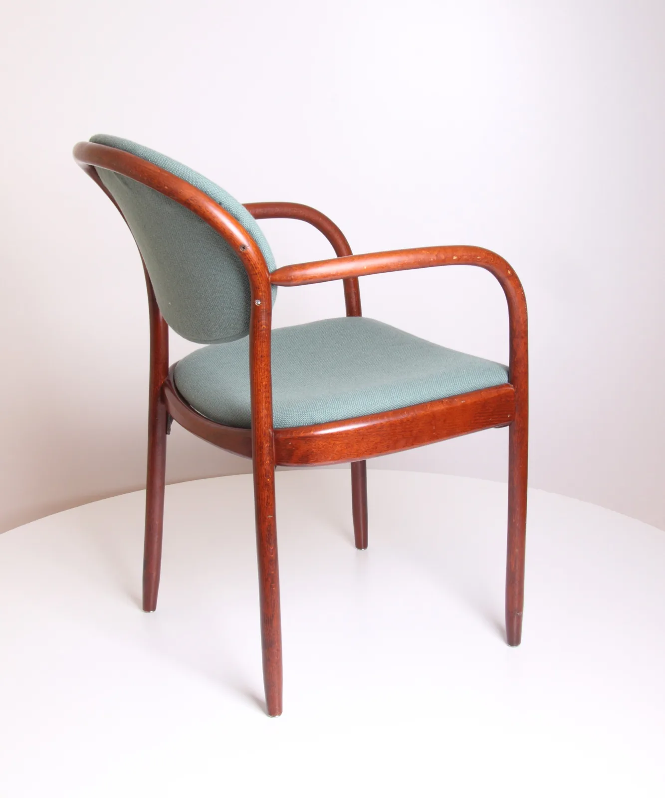 Thonet Bugholz-Armlehnstuhl mit ovalem Rückenpolster Ansicht 5