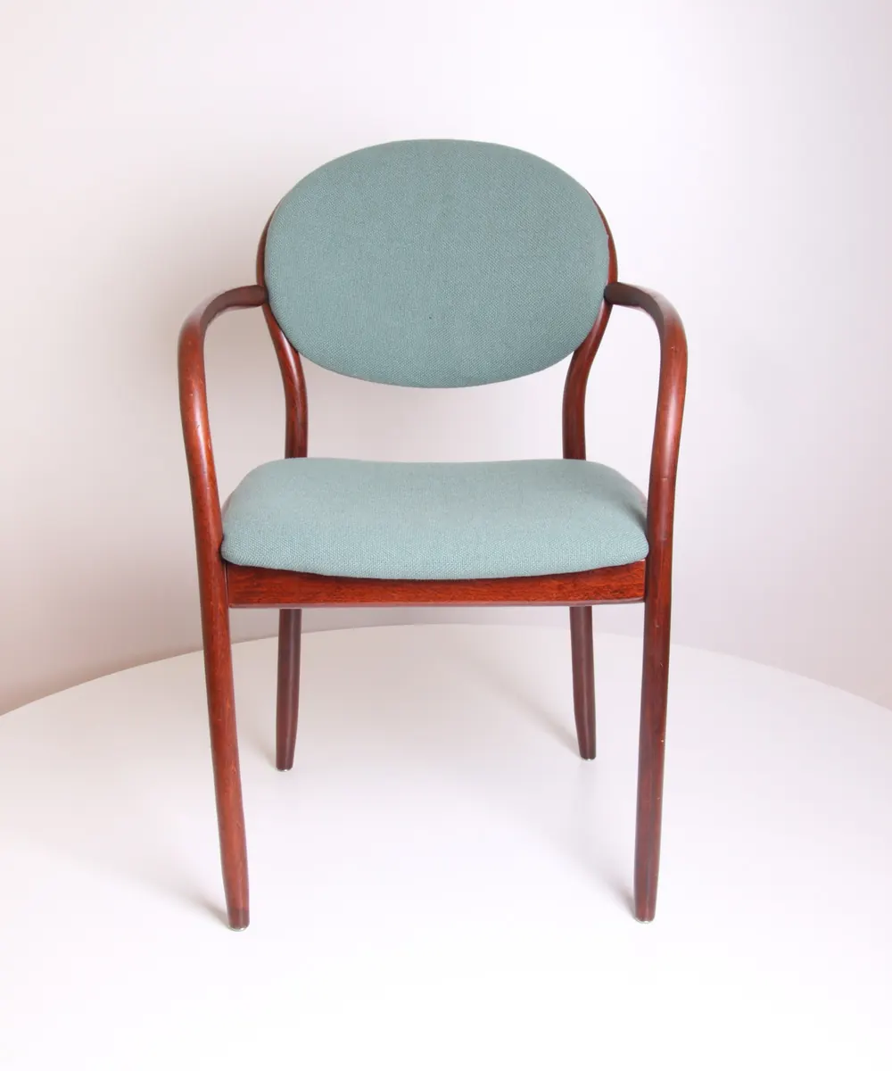 Thonet Bugholz-Armlehnstuhl mit ovalem Rückenpolster Rundumansicht