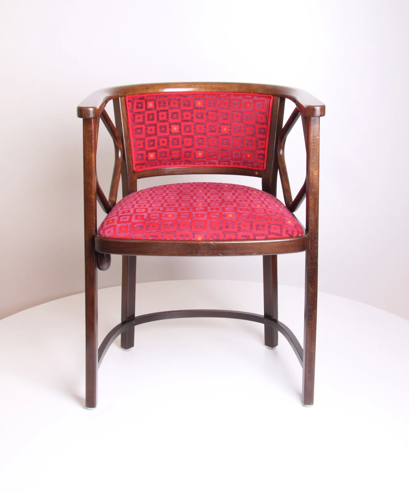Thonet Armstuhl im Fledermaus-Stil