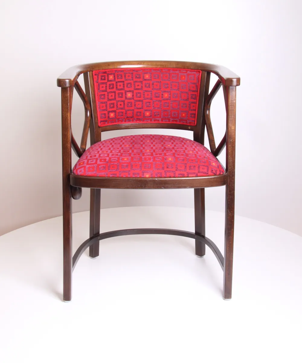Thonet Armstuhl im Fledermaus-Stil Rundumansicht