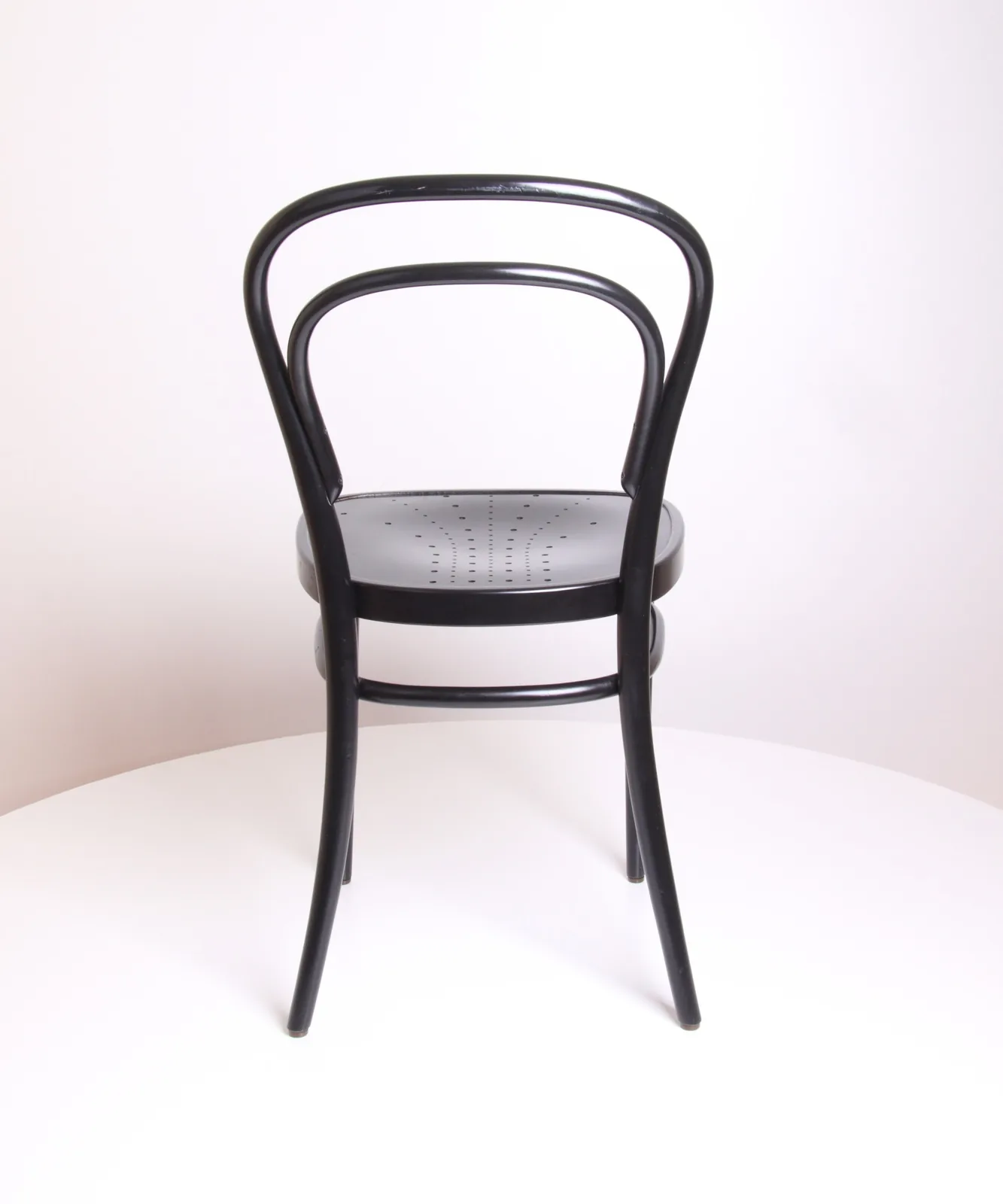 Kaffeehausstuhl mit perforiertem Holzsitz Ansicht 4