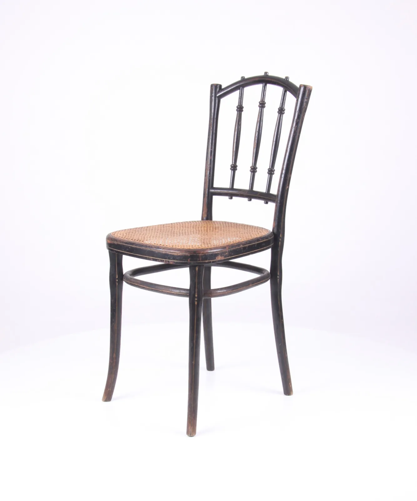 Bugholzstuhl mit Bogenrücken und heller Sitzfläche Ansicht 2