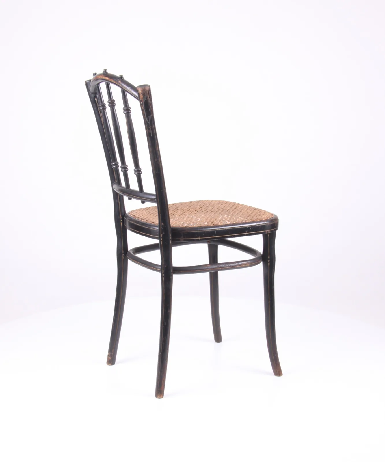 Bugholzstuhl mit Bogenrücken und heller Sitzfläche Ansicht 5