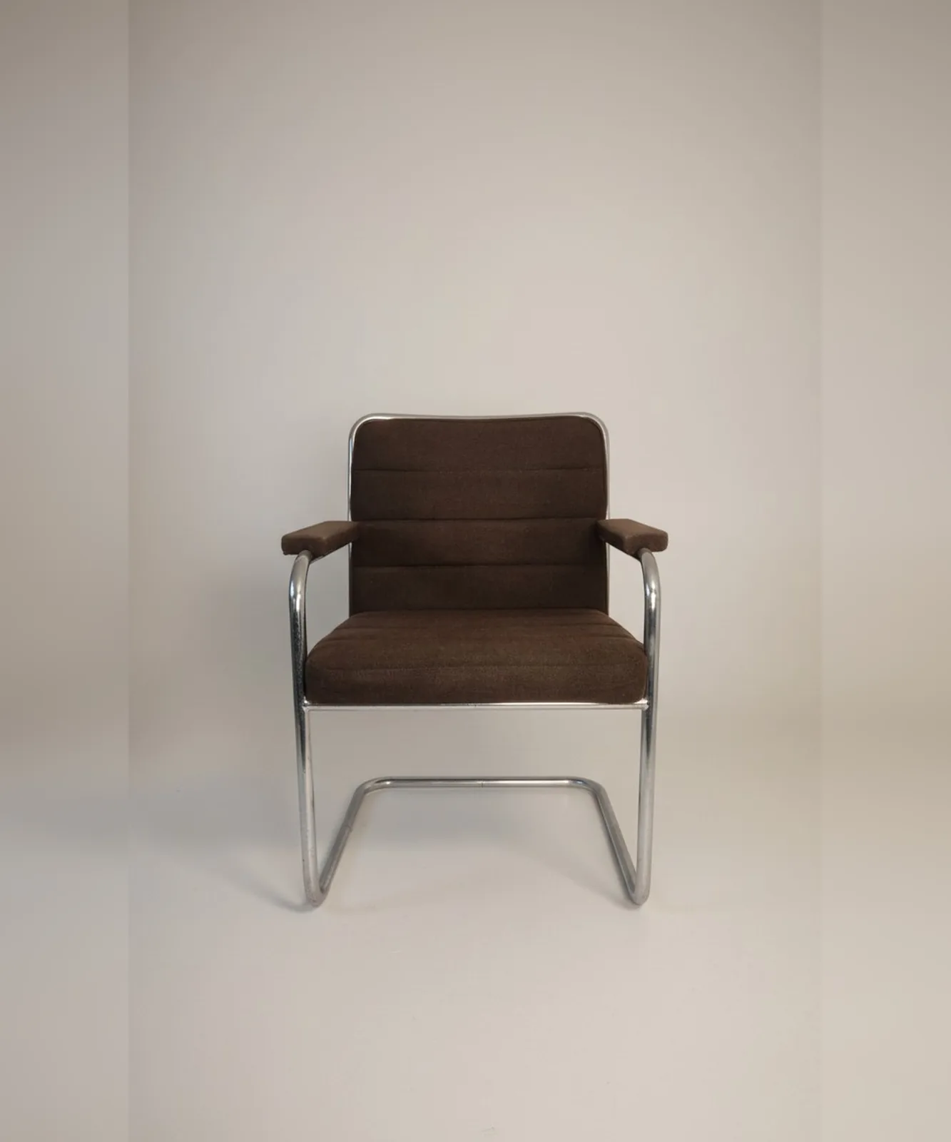 Thonet S 46 F Freischwinger-Armlehnstuhl mit braunem Bezug
