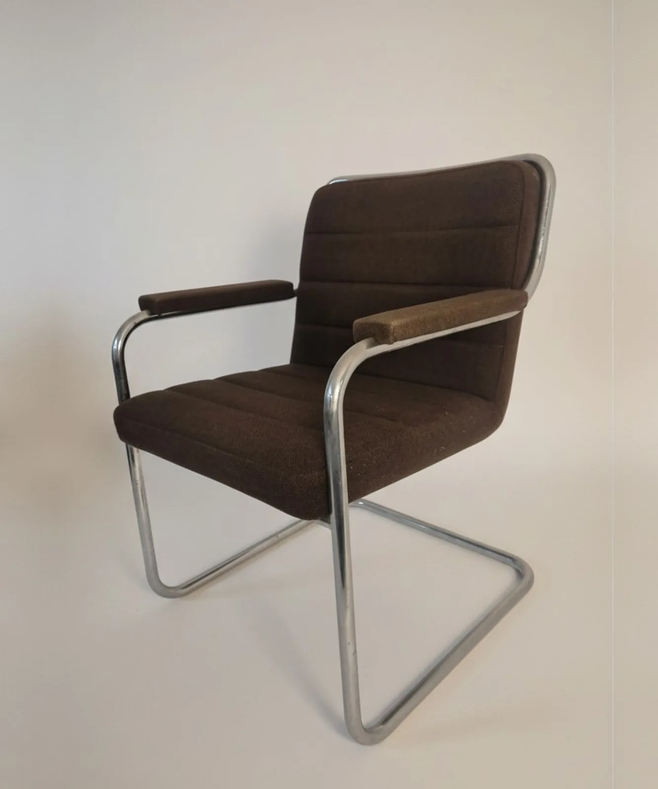 Thonet S 46 F Freischwinger-Armlehnstuhl mit braunem Bezug Ansicht 2