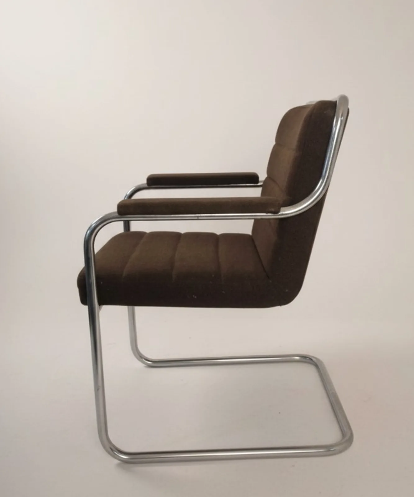 Thonet S 46 F Freischwinger-Armlehnstuhl mit braunem Bezug Ansicht 3