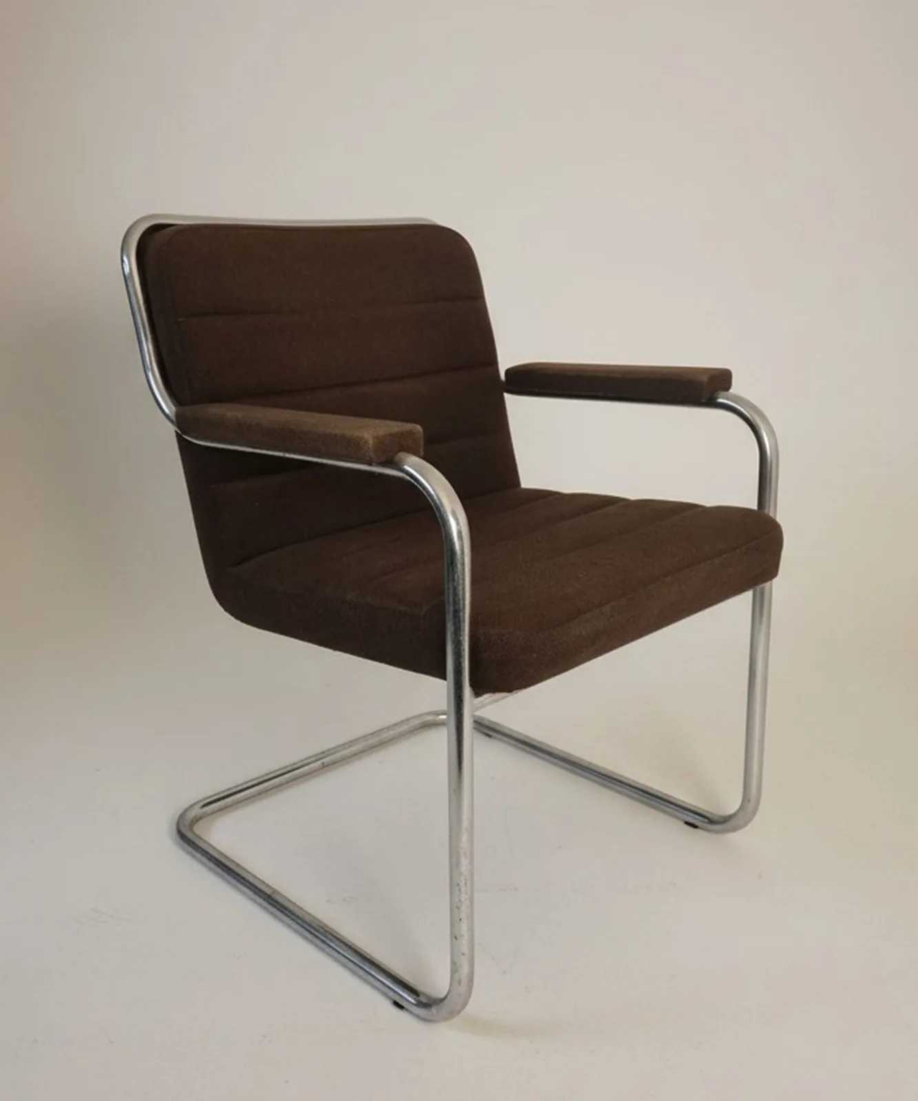 Thonet S 46 F Freischwinger-Armlehnstuhl mit braunem Bezug Ansicht 4