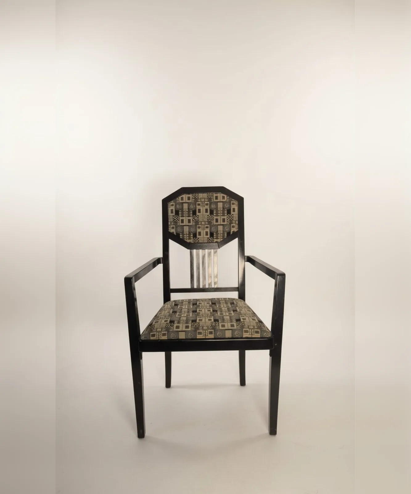 Thonet Armlehnstuhl mit polygonalem Rücken und Musterpolster