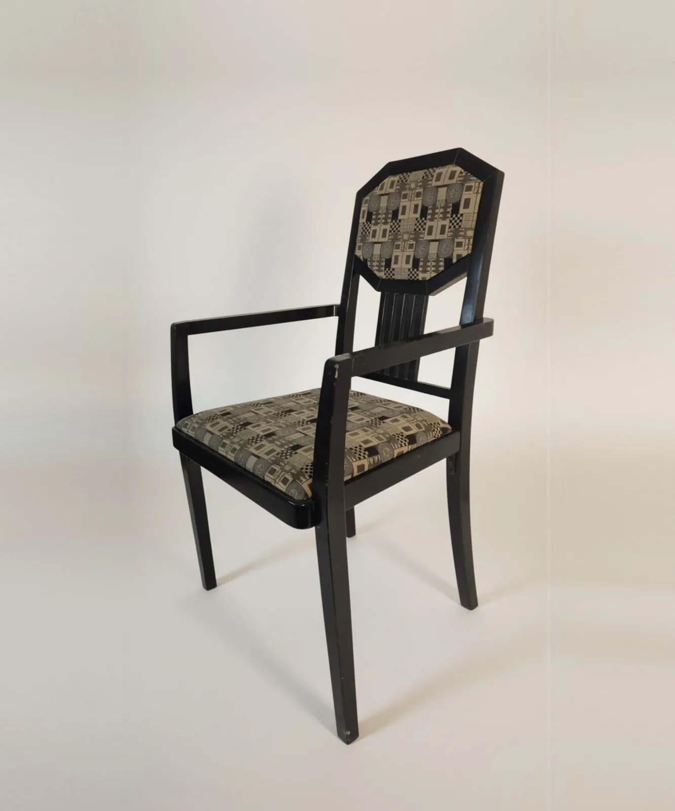 Thonet Armlehnstuhl mit polygonalem Rücken und Musterpolster Ansicht 2