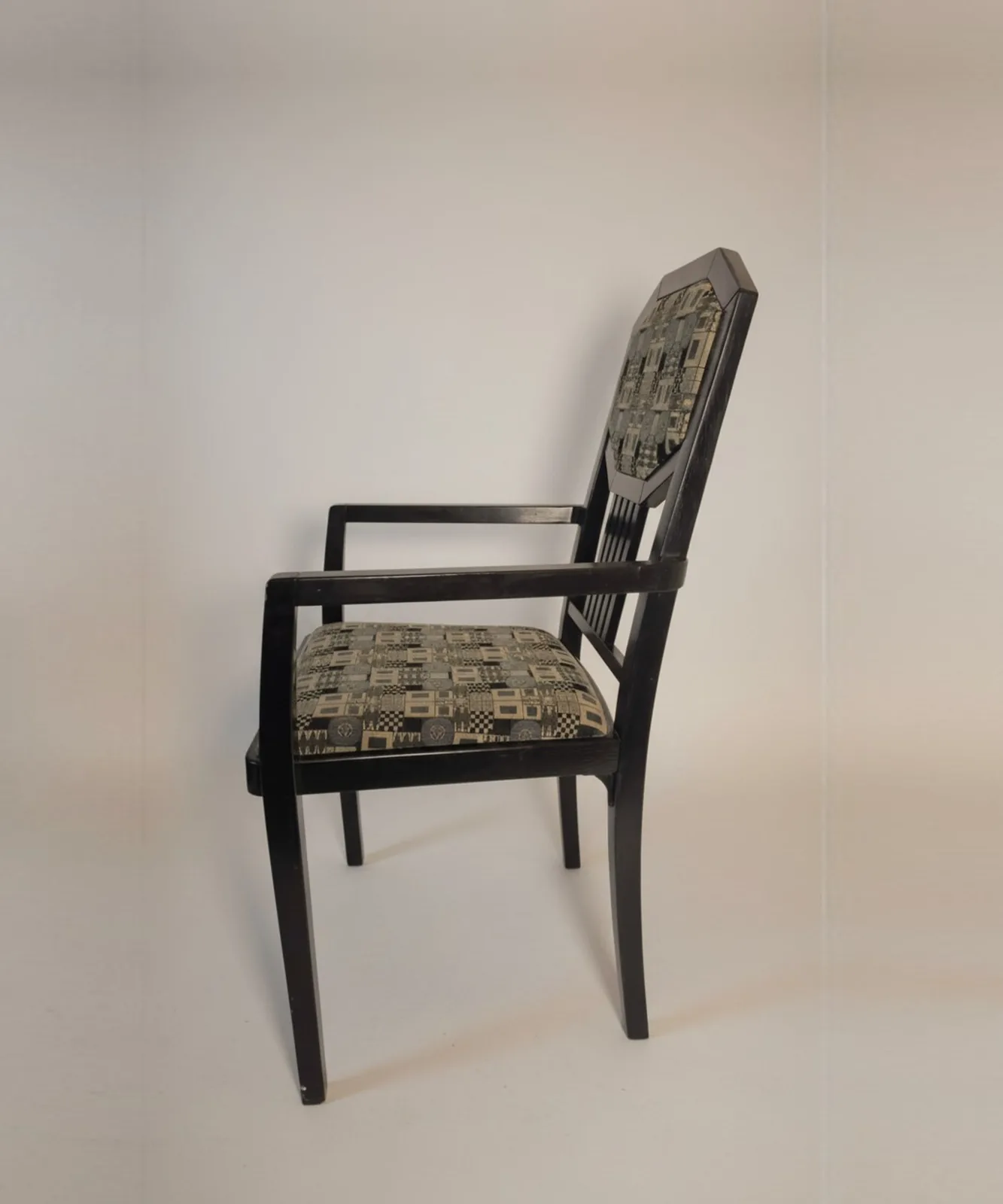 Thonet Armlehnstuhl mit polygonalem Rücken und Musterpolster Ansicht 3