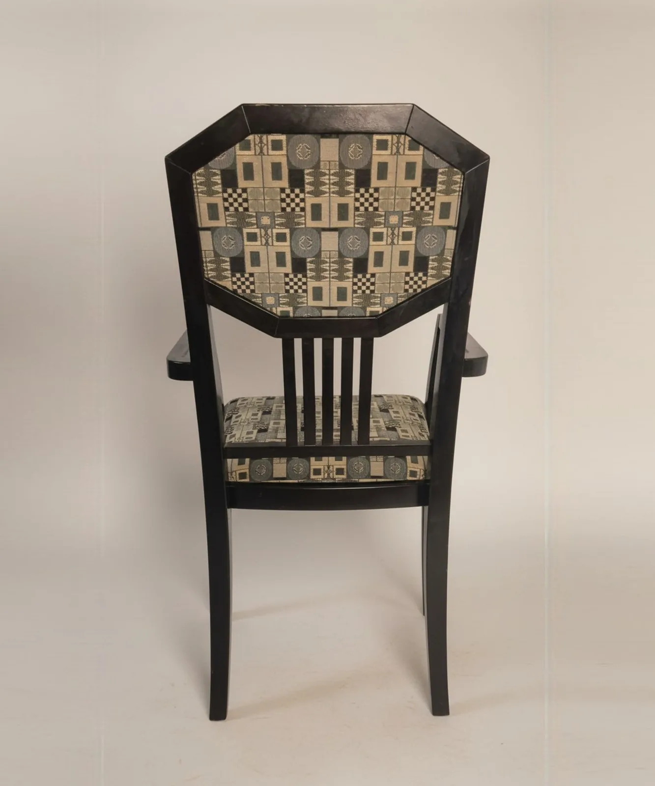 Thonet Armlehnstuhl mit polygonalem Rücken und Musterpolster Ansicht 4