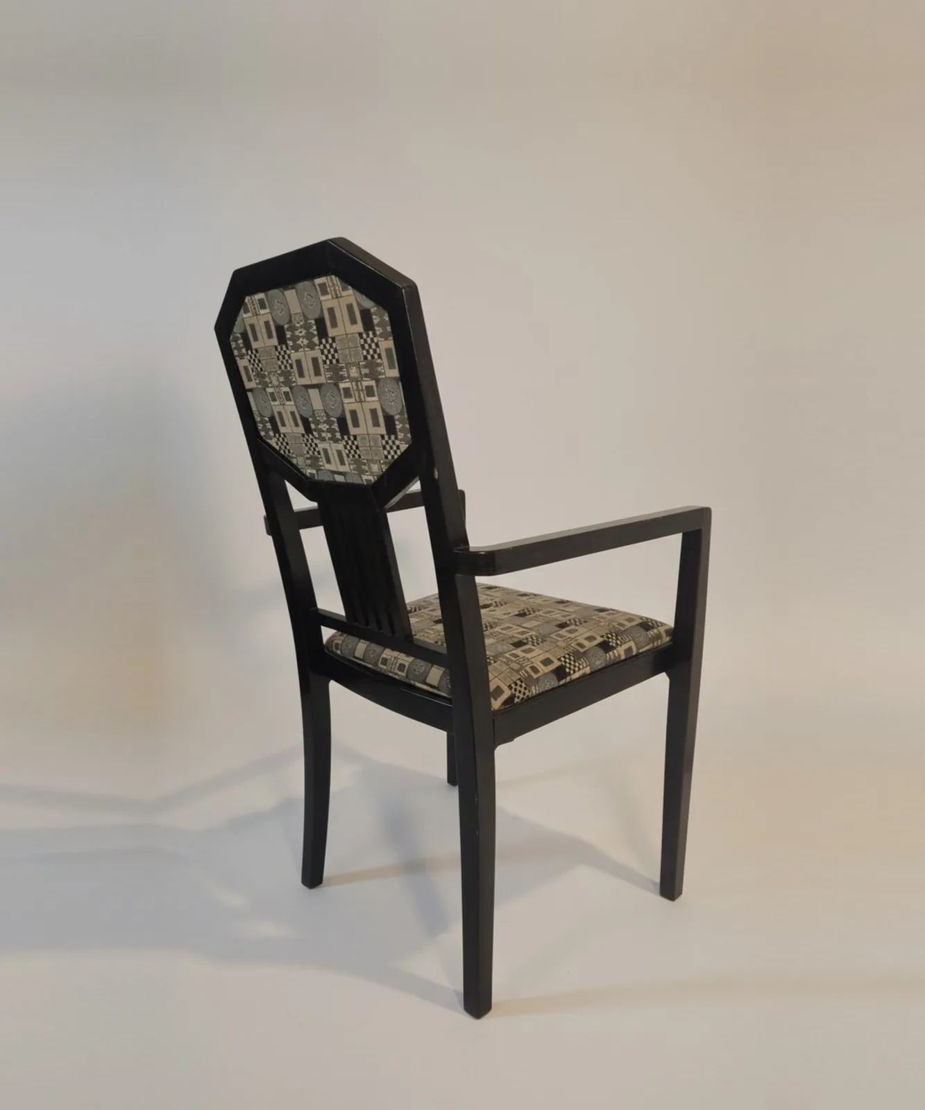 Thonet Armlehnstuhl mit polygonalem Rücken und Musterpolster Ansicht 5