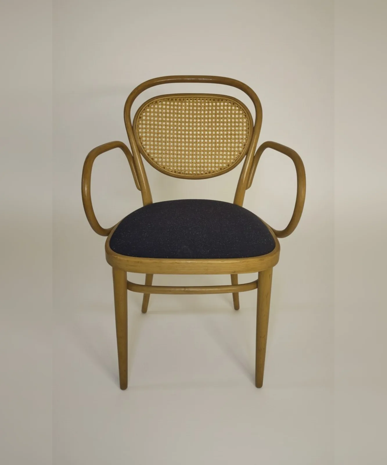 Thonet 215 F Bugholz-Armlehnstuhl mit Geflecht und Polster