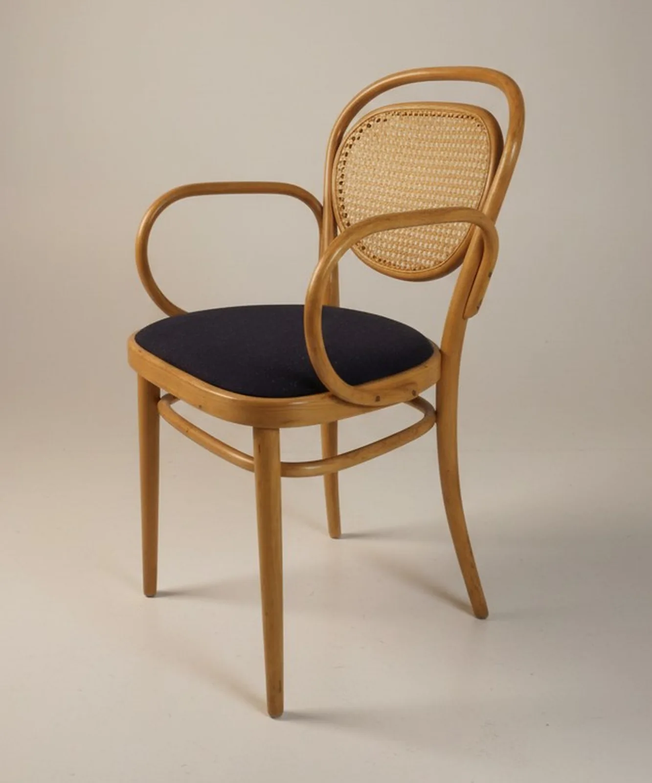 Thonet 215 F Bugholz-Armlehnstuhl mit Geflecht und Polster Ansicht 2
