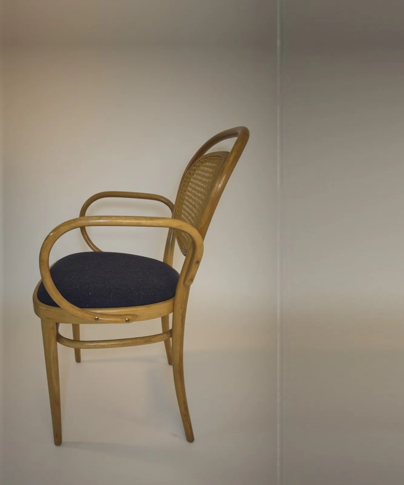 Thonet 215 F Bugholz-Armlehnstuhl mit Geflecht und Polster Ansicht 3