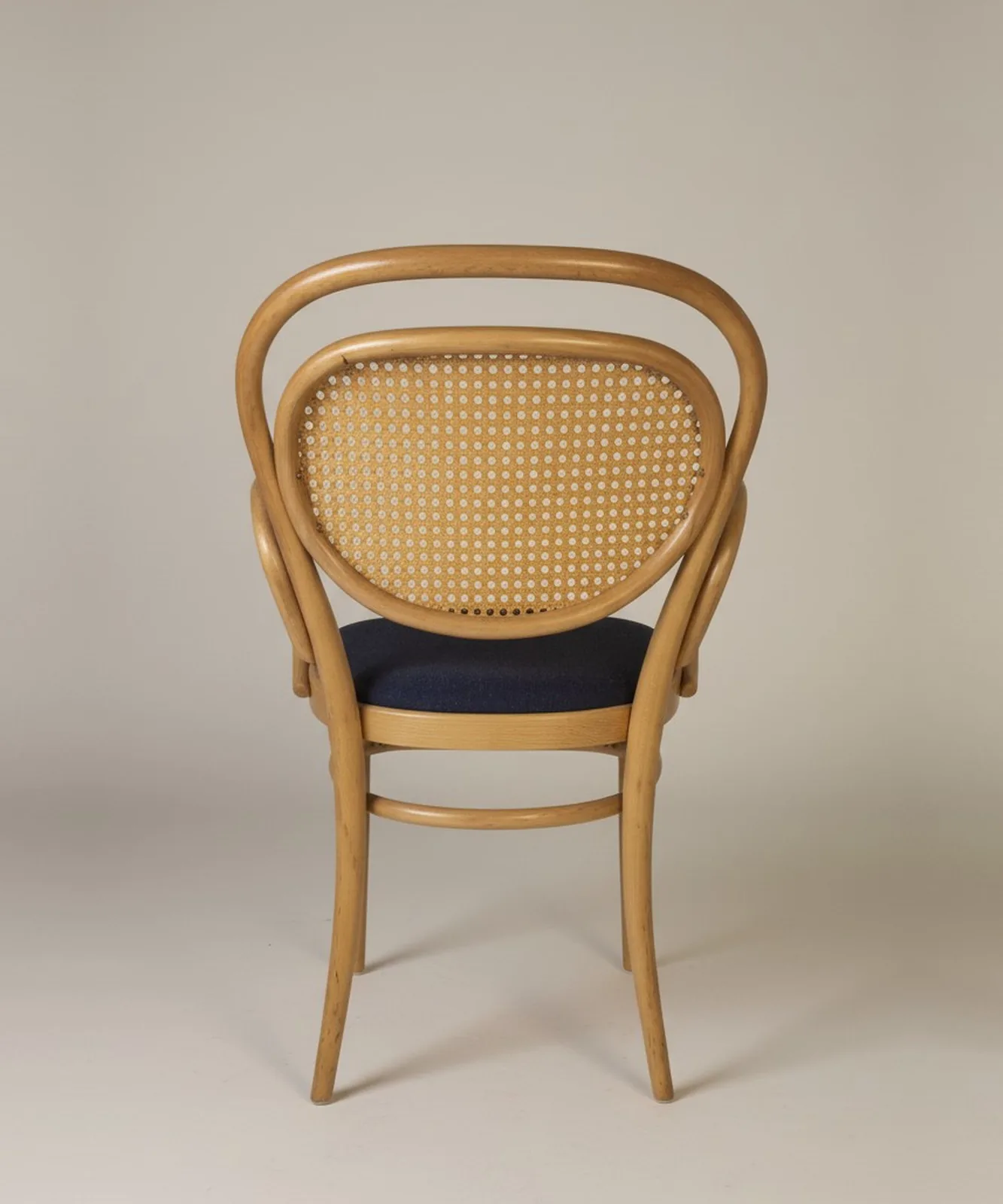 Thonet 215 F Bugholz-Armlehnstuhl mit Geflecht und Polster Ansicht 4