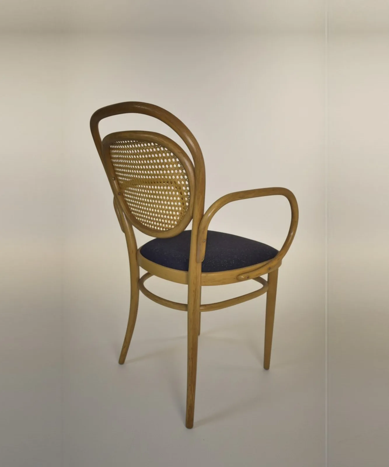Thonet 215 F Bugholz-Armlehnstuhl mit Geflecht und Polster Ansicht 5