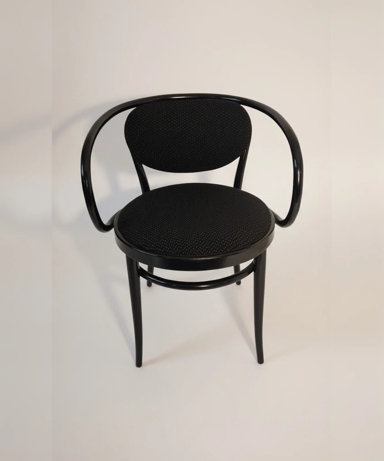 Thonet Modell 86 Bugholz-Armlehnstuhl, schwarz
