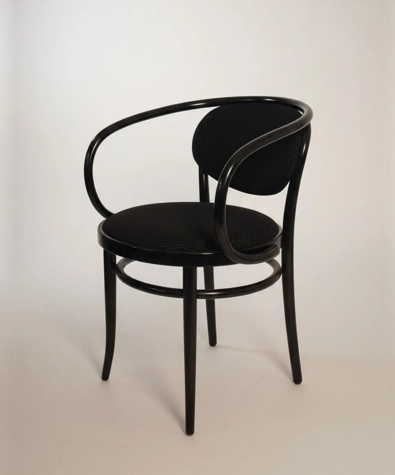 Thonet Modell 86 Bugholz-Armlehnstuhl, schwarz Ansicht 2