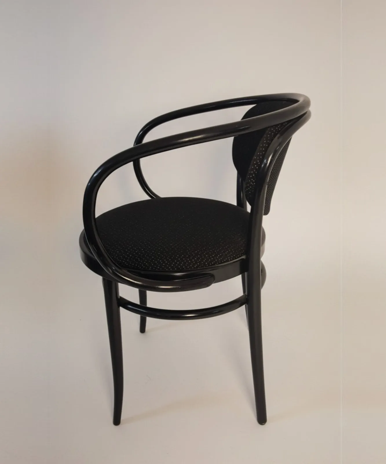 Thonet Modell 86 Bugholz-Armlehnstuhl, schwarz Ansicht 3