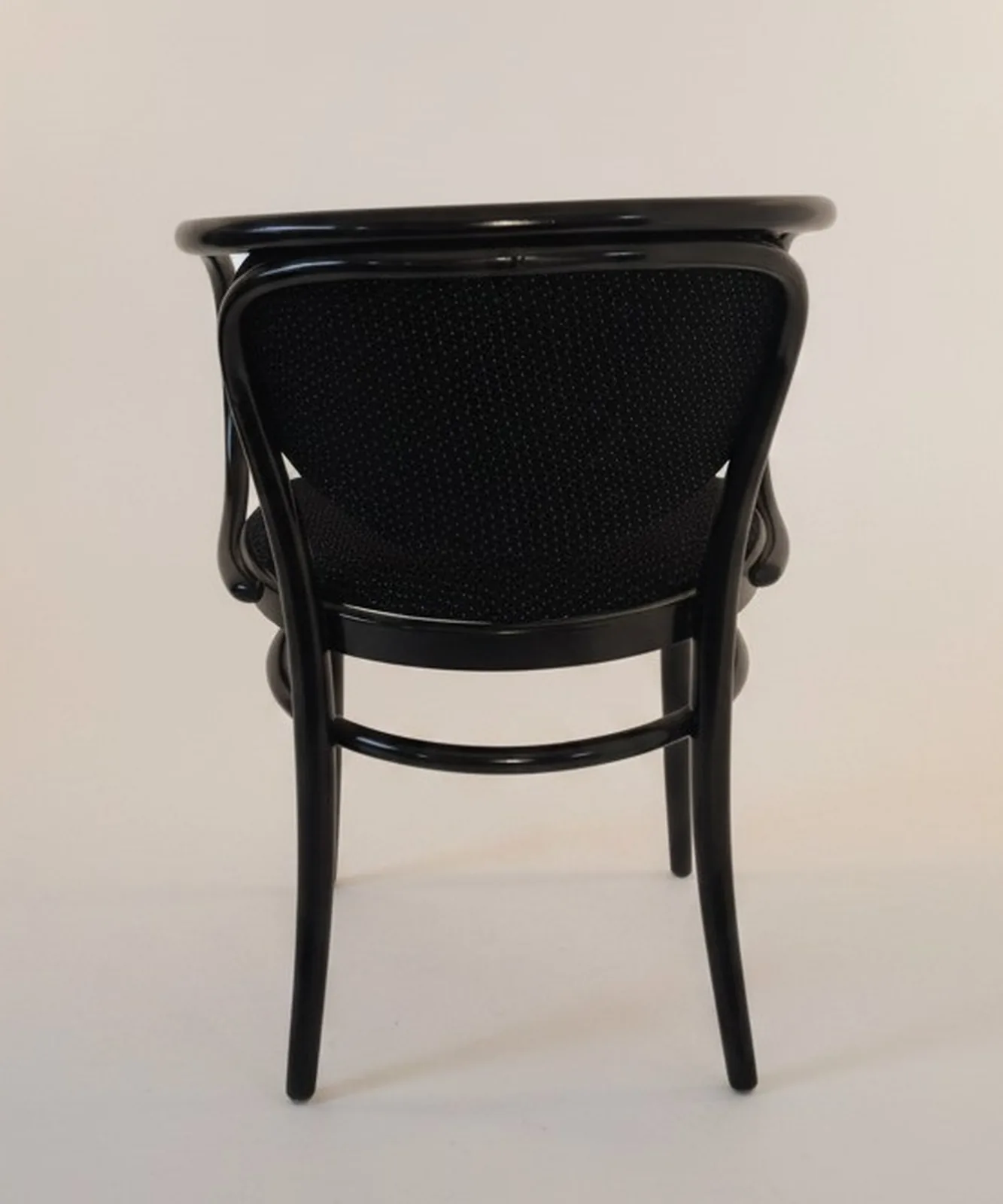 Thonet Modell 86 Bugholz-Armlehnstuhl, schwarz Ansicht 4