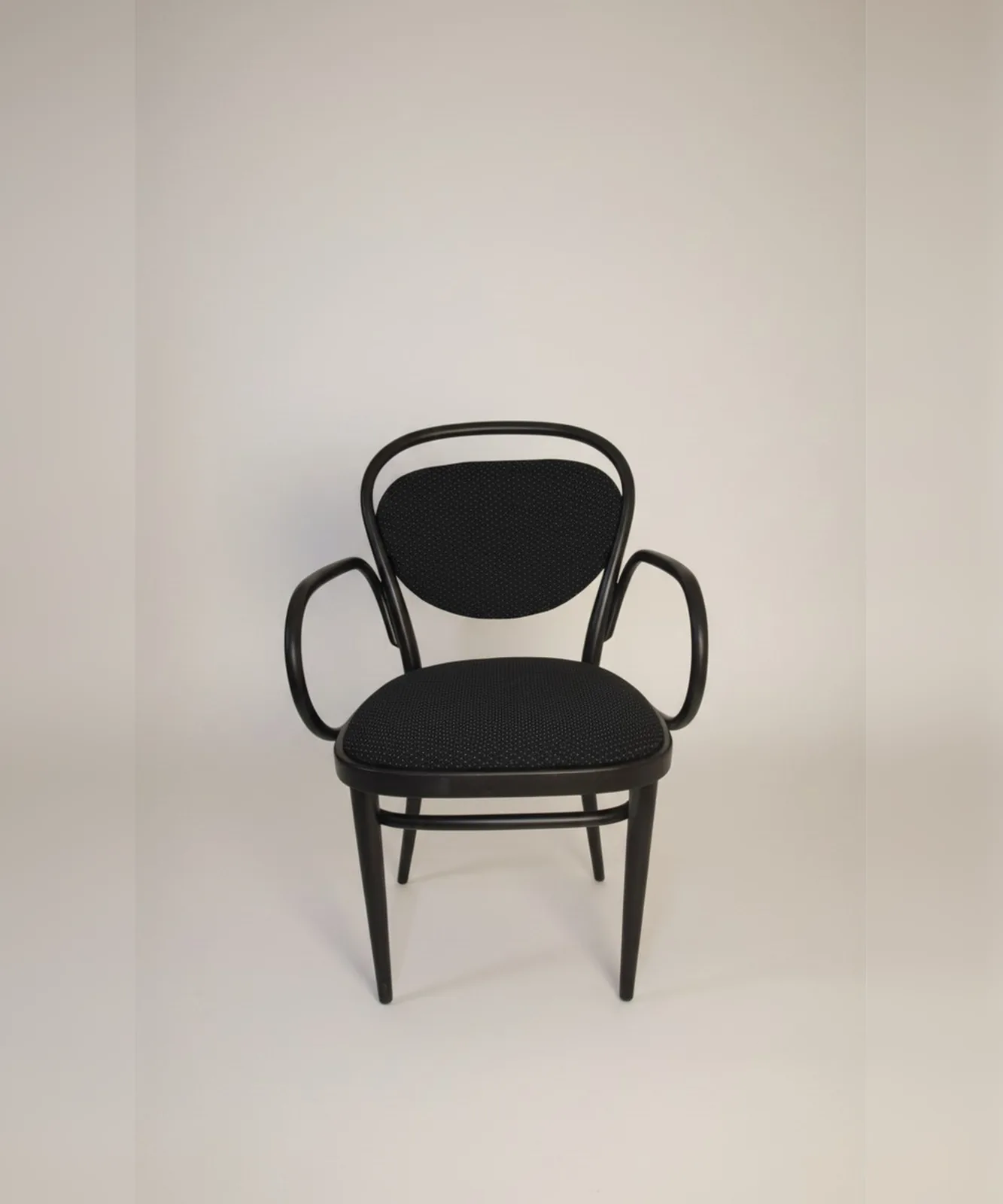 Thonet 215 PF Bugholz-Armlehnstuhl mit schwarzem Polster