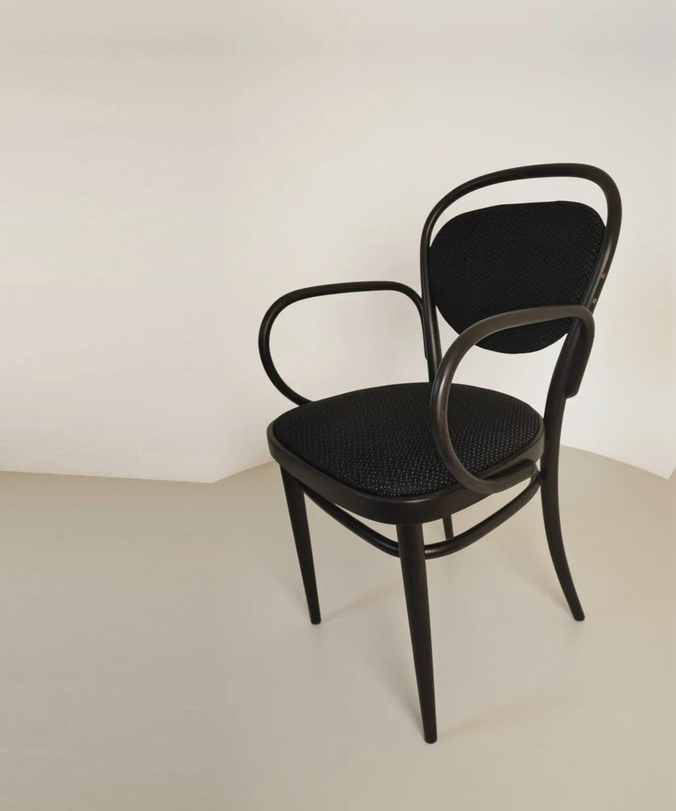 Thonet 215 PF Bugholz-Armlehnstuhl mit schwarzem Polster Ansicht 2