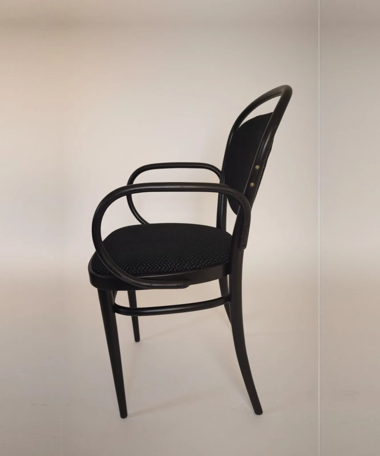 Thonet 215 PF Bugholz-Armlehnstuhl mit schwarzem Polster Ansicht 3