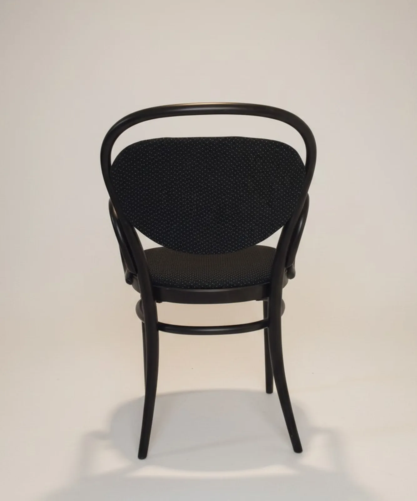 Thonet 215 PF Bugholz-Armlehnstuhl mit schwarzem Polster Ansicht 4