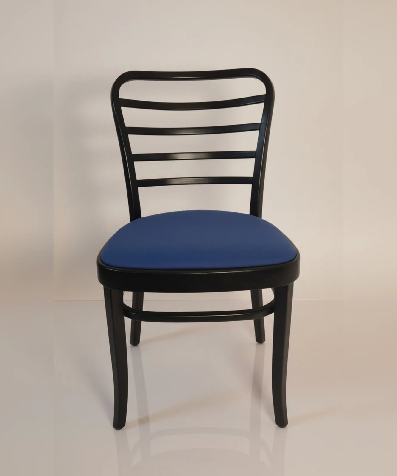 Thonet Bistrostuhl mit Leiterlehne und blauem Polster
