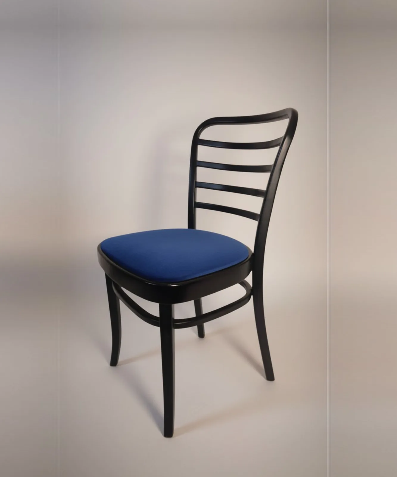 Thonet Bistrostuhl mit Leiterlehne und blauem Polster Ansicht 2