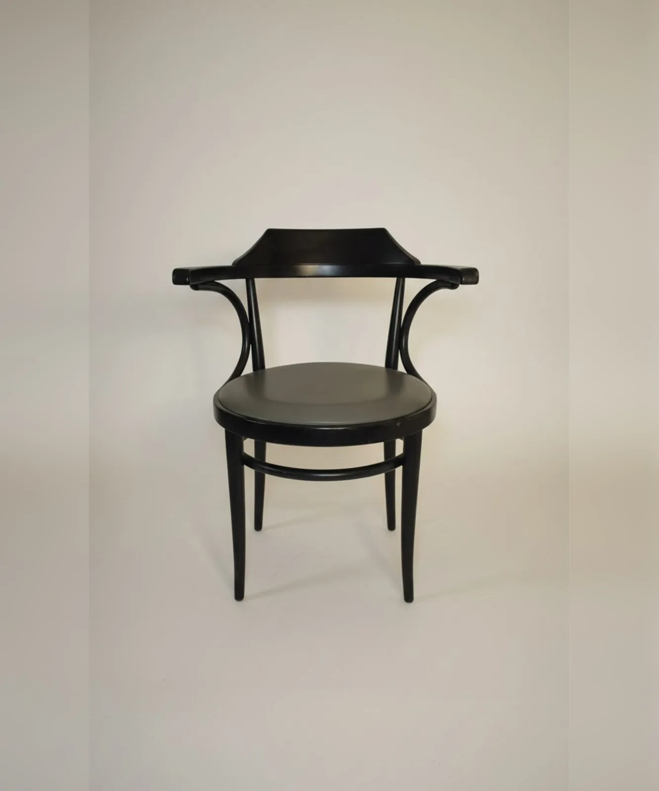 Thonet Armlehnstuhl mit grauem Ledersitz
