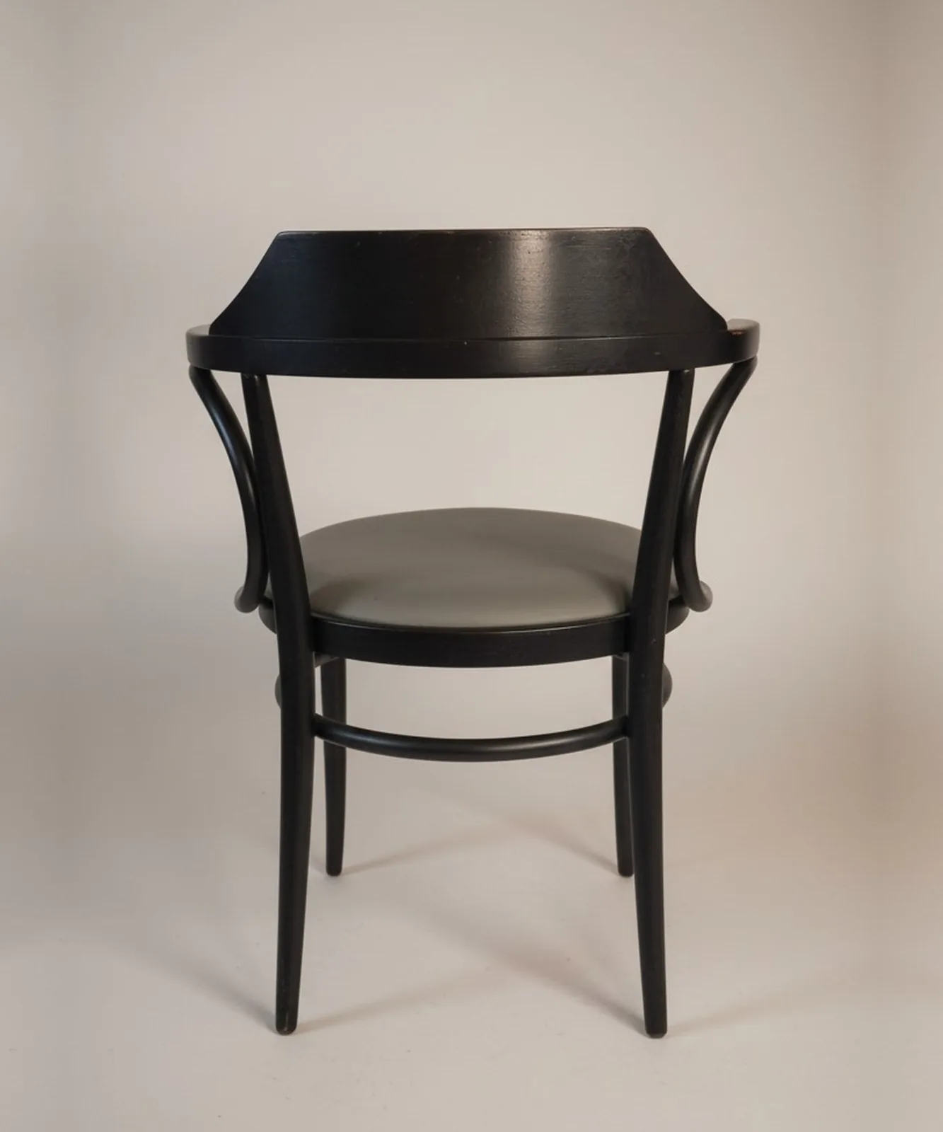 Thonet Armlehnstuhl mit grauem Ledersitz Ansicht 3