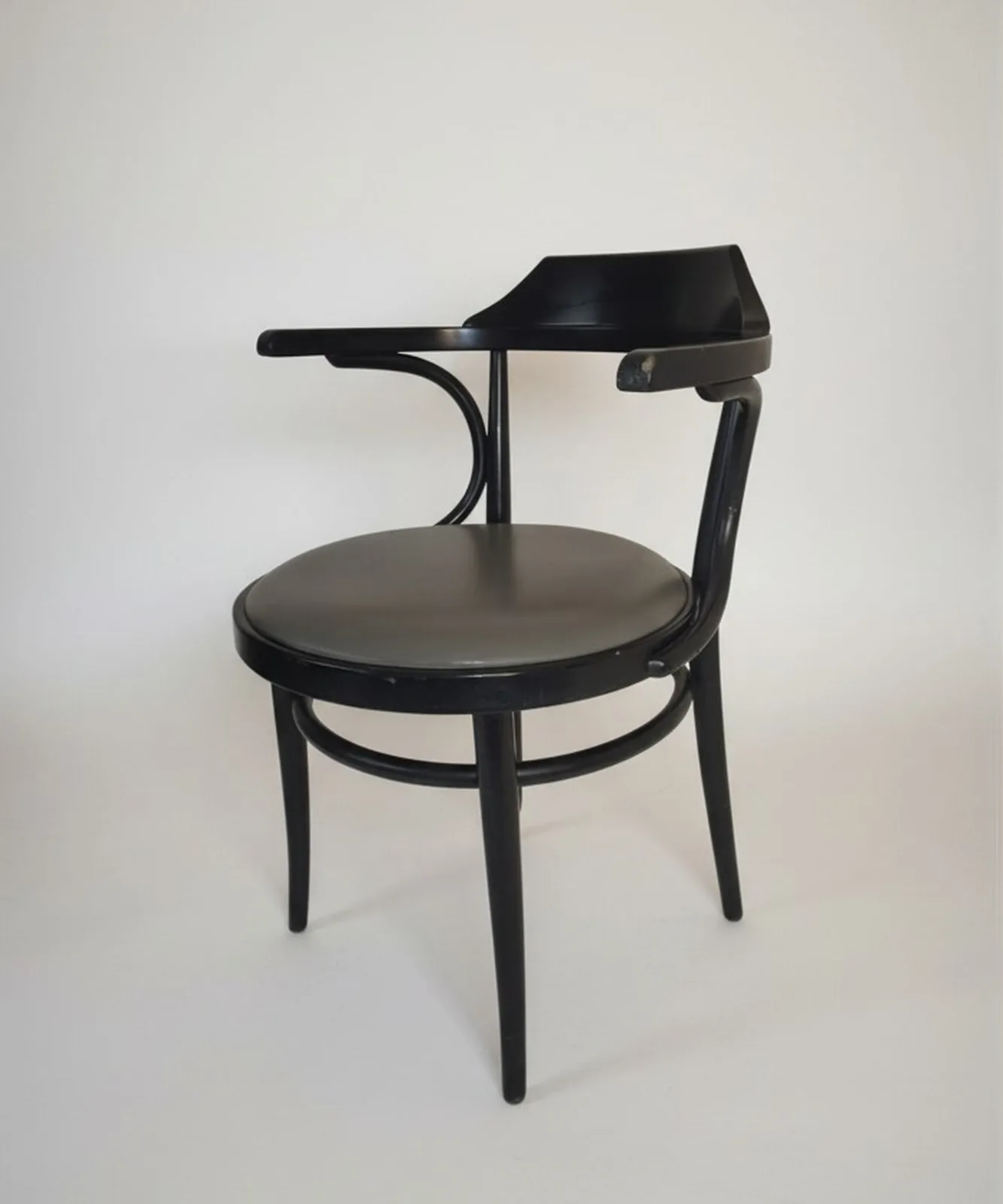 Thonet Armlehnstuhl mit grauem Ledersitz Ansicht 4